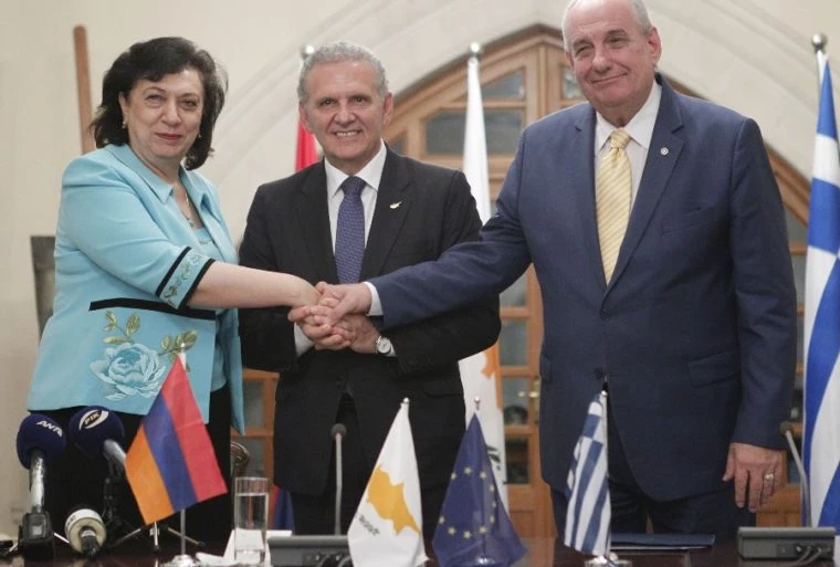 Με την πλάτη στο τοίχο η Τουρκία: Κύπρος και Ελλάδα προλειαίνουν το έδαφος για ακόμα μια Τριμερή με Αρμενία